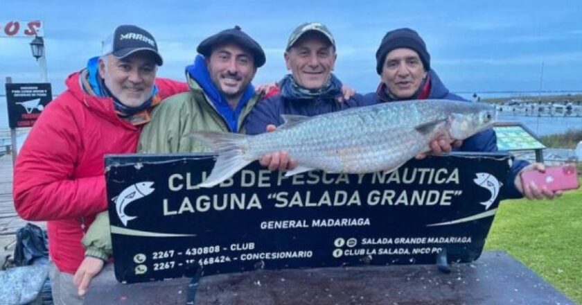 Un pescador pinamarense hizo historia con la pesca de una lisa de 7,8 kilos