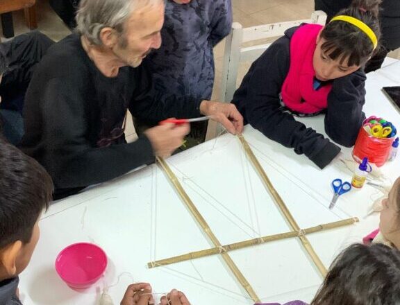 En el Espacio de las Infancias, ¡estamos armando barriletes!