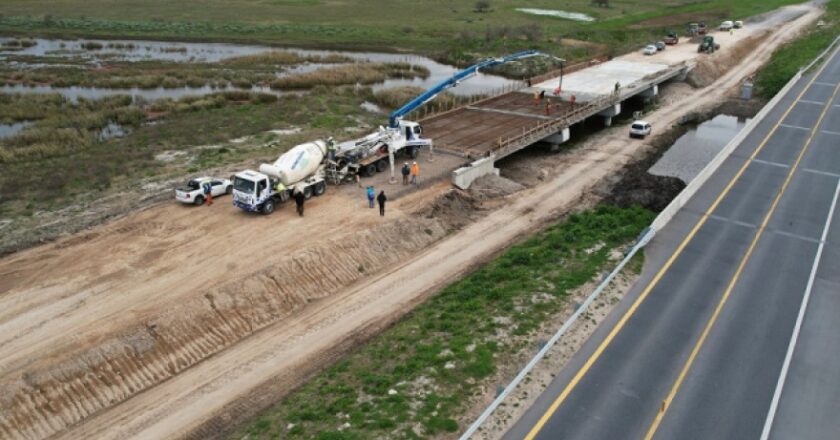 VIALIDAD PROVINCIAL RETOMA OBRAS EN UN PUENTE DE LA RUTA 56 CLAVE PARA LLEGAR A PINAMAR Y VILLA GESELL