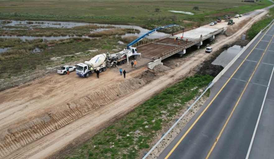 VIALIDAD PROVINCIAL RETOMA OBRAS EN UN PUENTE DE LA RUTA 56 CLAVE PARA LLEGAR A PINAMAR Y VILLA GESELL