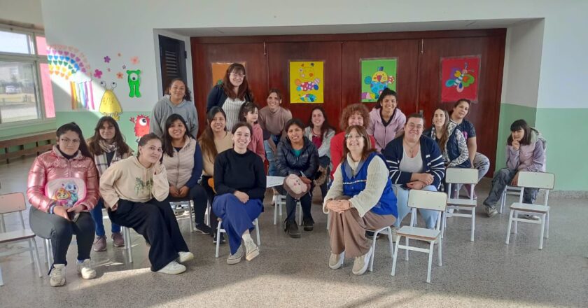 Charla con madres y padres sobre desarrollo psicomotor infantil