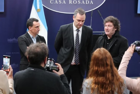 Adorni propuso que Javier Lanari, subsecretario de Prensa de la Nación y mano derecha, es “el heredero natural” para ser vocero del Presidente