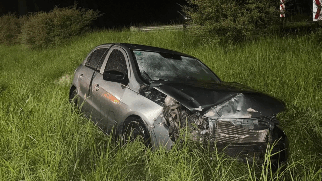 Un vehículo se despistó en la Ruta 74 y chocó contra una alcantarilla