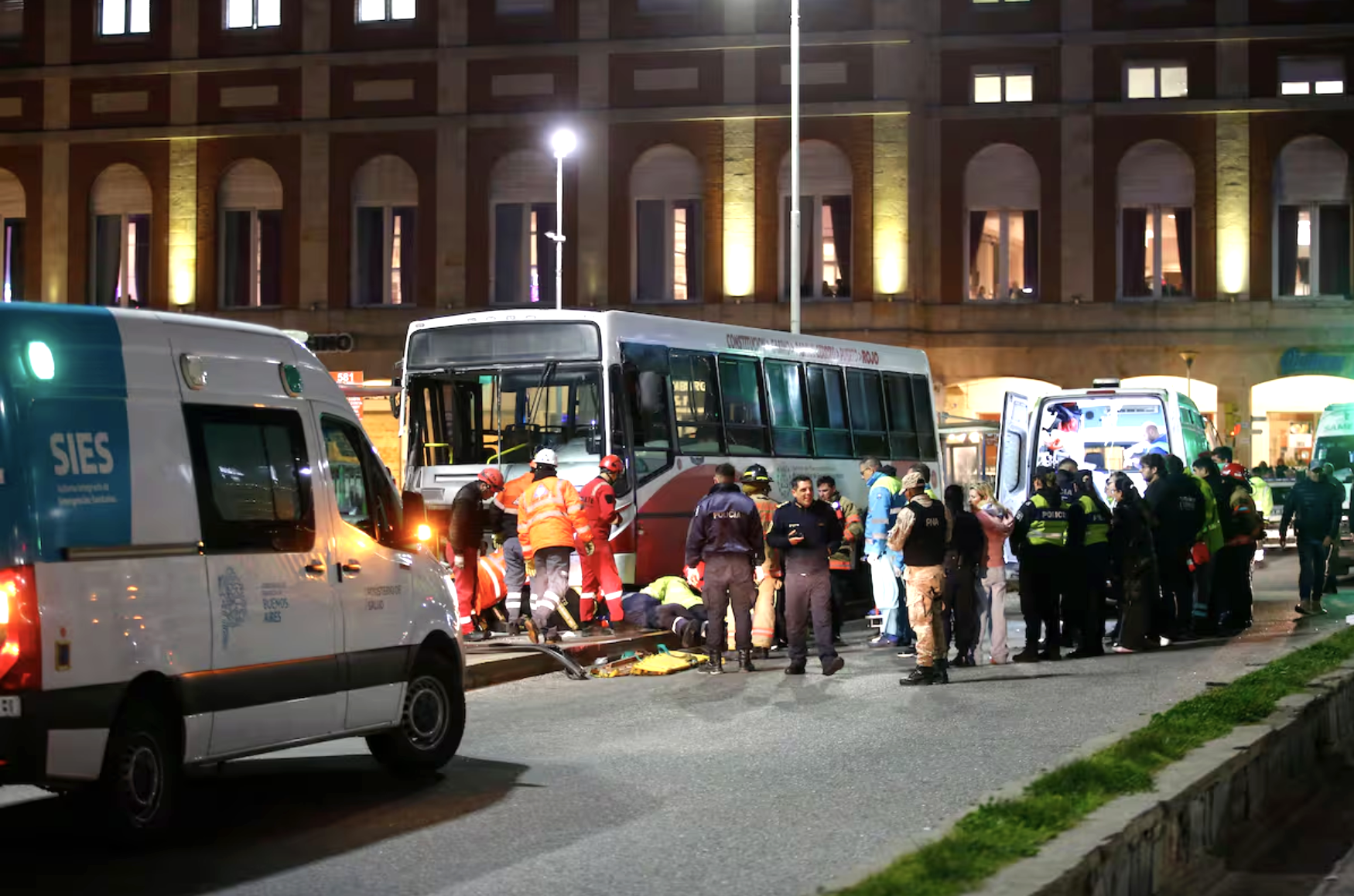 Un colectivo perdió el control frente a la rambla de Mar del Plata y arrolló a varias personas: una adolescente falleció