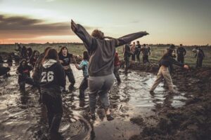 A puro barro: los estudiantes madariaguenses celebraron la primavera pese al viento