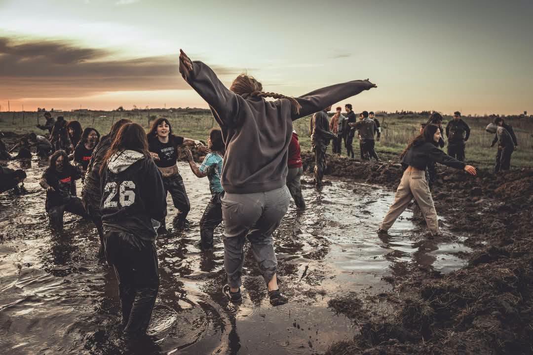 A puro barro: los estudiantes madariaguenses celebraron la primavera pese al viento