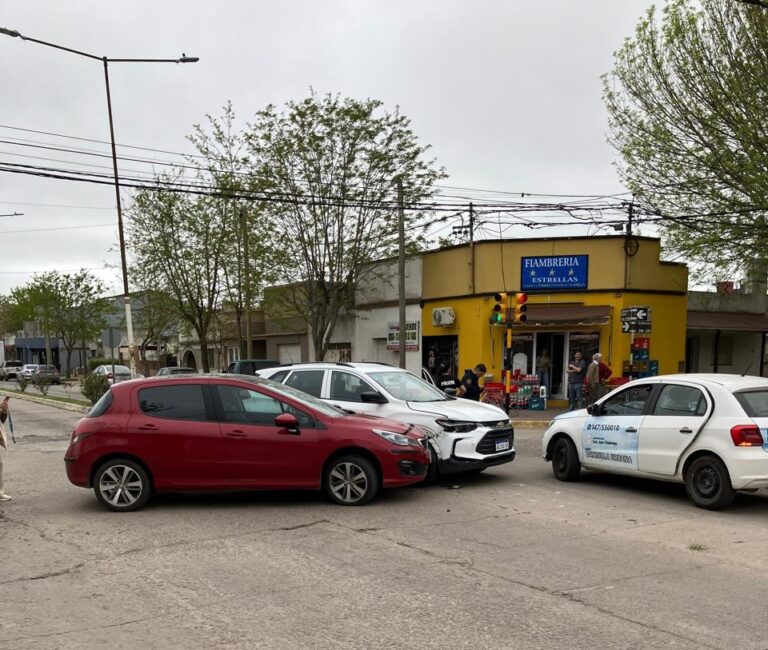 Choque entre camioneta y auto en Echeverría y Martínez Guerrero