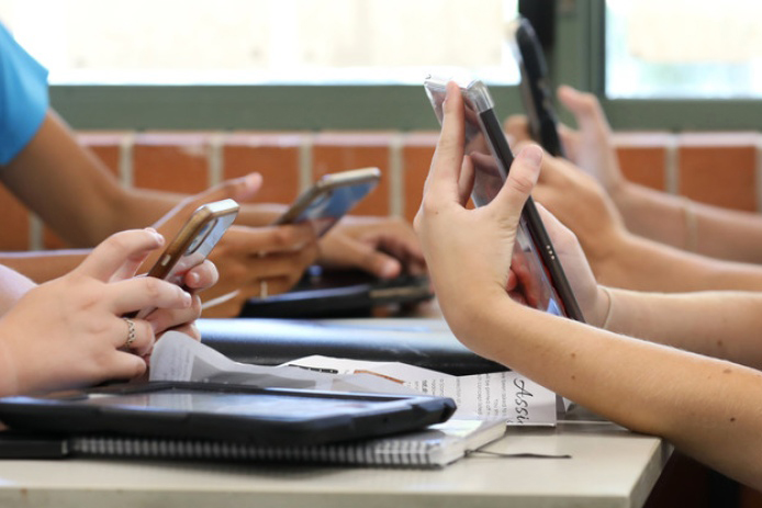 Bonaerense: celulares prohibidos en las aulas secundarias salvo autorización docente