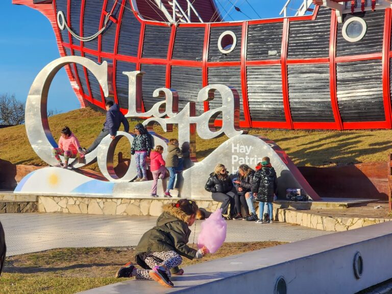 Más de 70.000 turistas visitaron La Costa en un fin de semana largo marcado por la crisis del consumo
