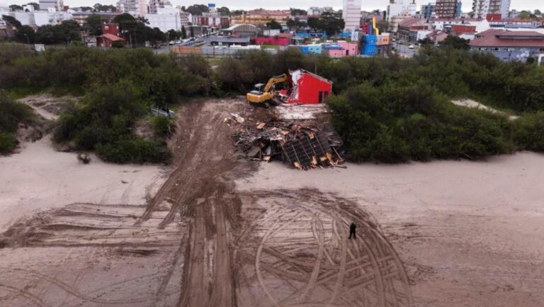 Partido de La Costa: el Municipio demolió un antiguo balneario en Santa Teresita y retirará otros cuatro para re…