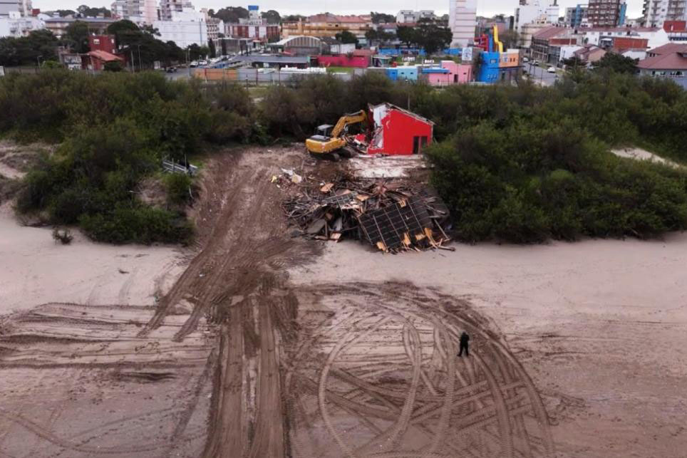 Demolieron el balneario Macarena en Santa Teresita para ampliar la playa pública