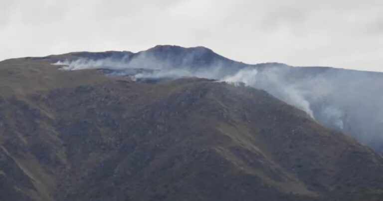 Un incendio forestal arrasa con 15 hectáreas en las sierras de San Luis y dificulta el trabajo de los bomberos