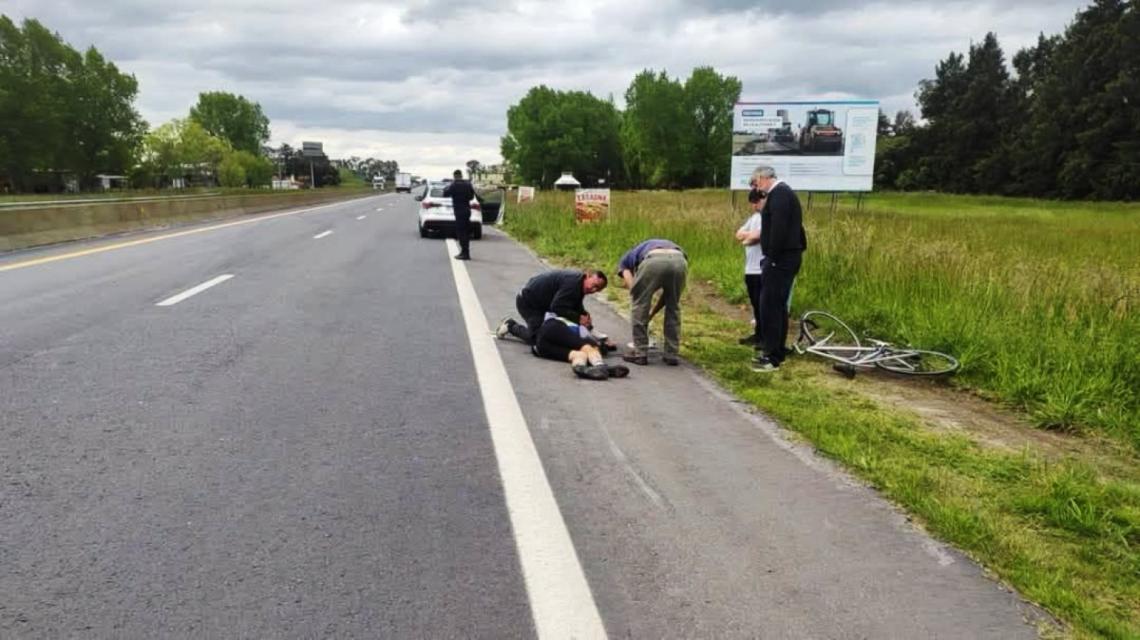Un ciclista de Dolores debió ser internado con lesiones de consideración tras sufrir una caída en la Ruta 2